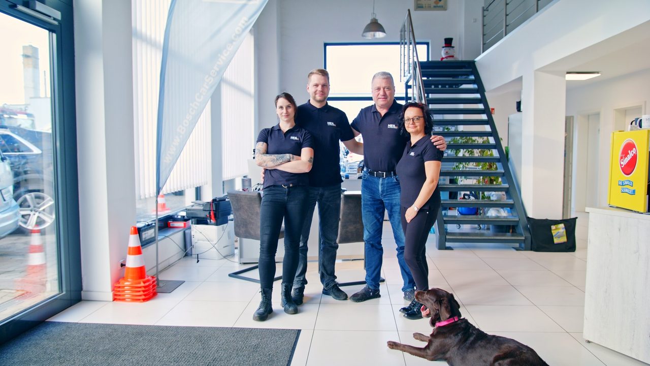 Die Familie Heil im Showroom von Heil Automobile in Leipzig