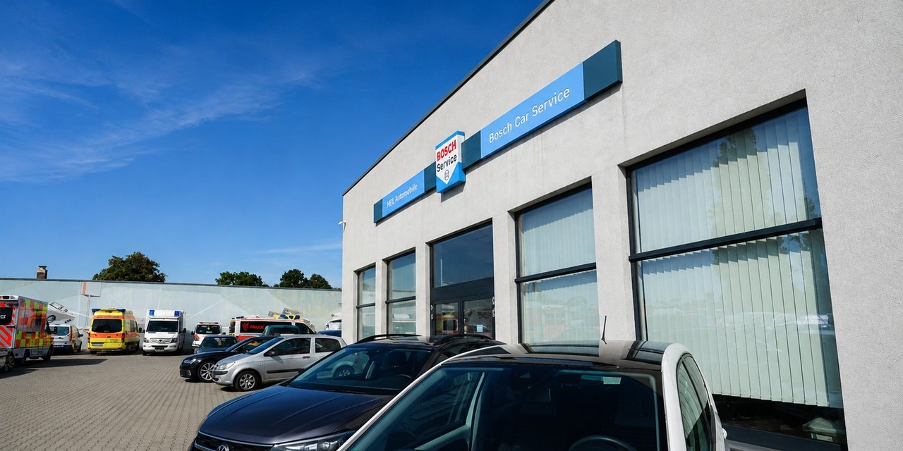 Bosch Car Service Autohaus von Heil Automobile in Leipzig mit Fahrzeugen davor