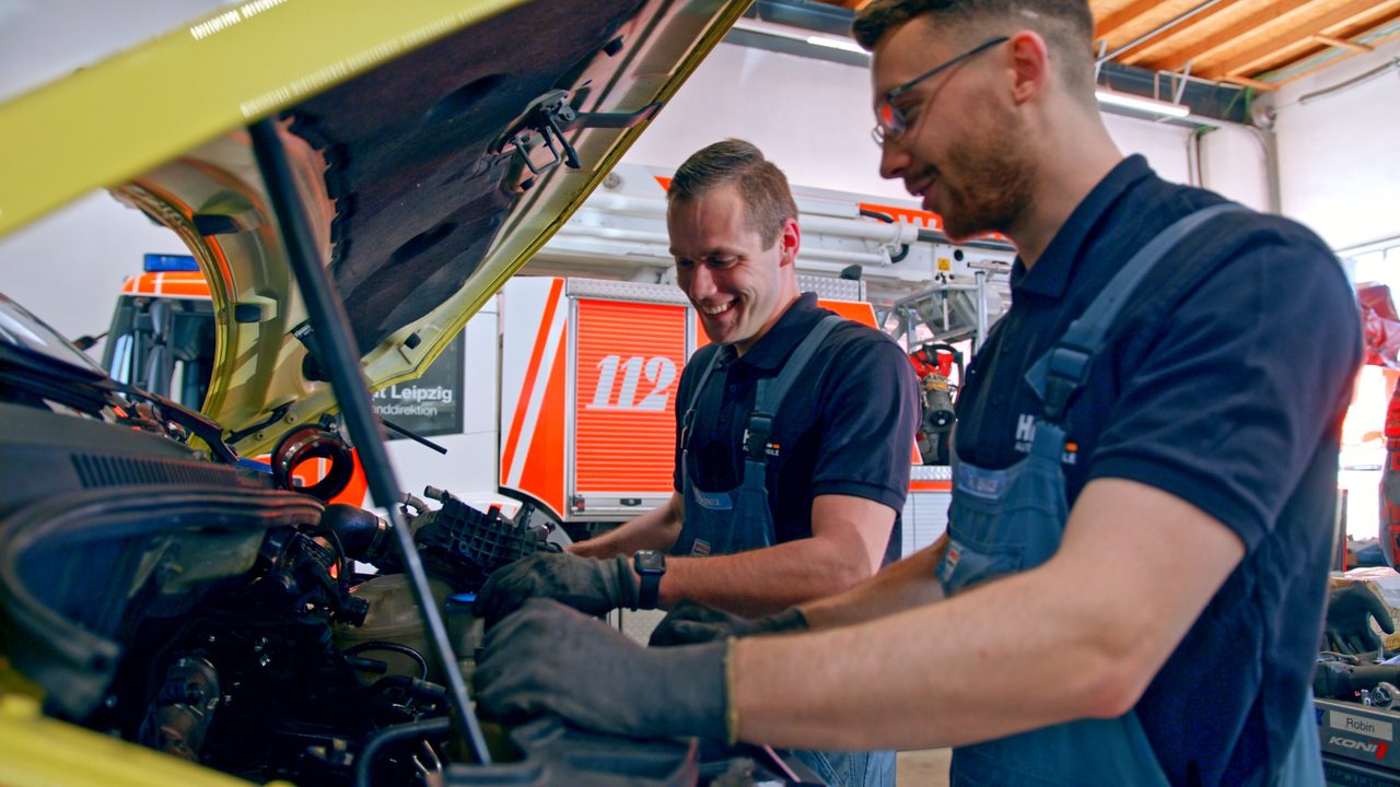 Mechaniker von Heil Automobile bei der Arbeit am Motorraum eines Feuerwehrfahrzeugs der Berufsfeuerwehr Leipzig in der Werkstatt