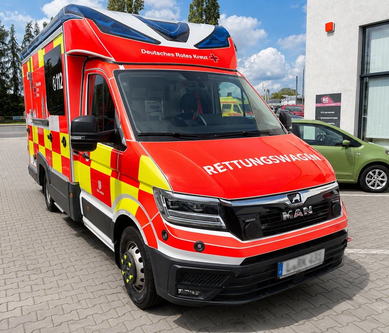 Rettungswagen des Deutschen Roten Kreuzes auf MAN-Fahrgestell bei Heil Automobile
