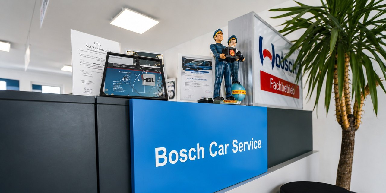 Empfangstheke mit Bosch Car Service Schild und Auszeichnungen bei Heil Automobile in Leipzig