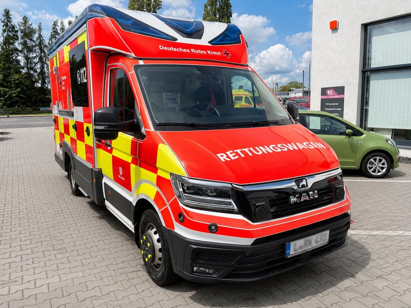 Rettungswagen des Deutschen Roten Kreuzes auf MAN-Fahrgestell bei Heil Automobile